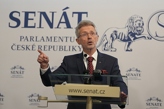 Poletím běžnou linkou, ale je to nůž do zad, řekl Vystrčil k cestě na Tchaj-wan