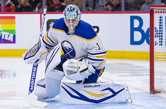 Kuriózní gól. Brankář Buffala si nadával, inkasoval po obloučku z poloviny hřiště