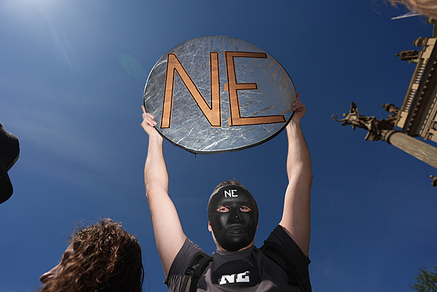 Prahou prošel protest studentů. Oto, pojď ven, bouchali na dveře Klempířova úřadu