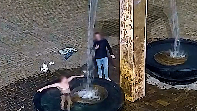 VIDEO: Oblečení dolů a šup do kašny. Plzeňští strážníci načapali dalšího otužilce