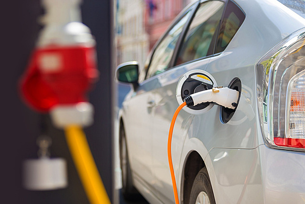 Dálniční známky pro elektromobily? Je to problém. Česko může přijít o hodně peněz