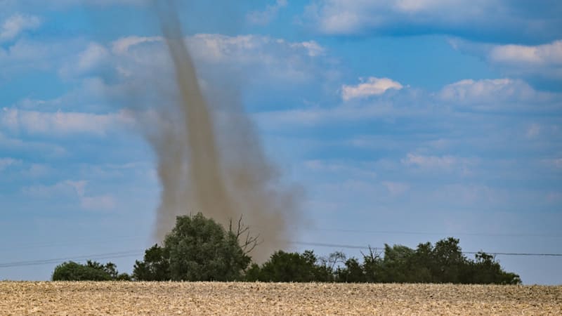 Malé tornádo vyděsilo řidiče na Kroměřížsku. Čertík sál vše, co bylo na silnici, ukazuje video