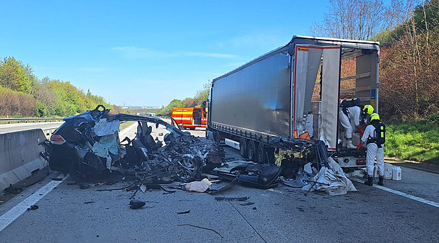 Kamion s herbicidy boural na D1, hasiči zasahují v chemických oblecích a maskách