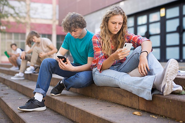 Štve vás, že vaše dítě sjíždí sociální sítě? Úředníci mají nedokonalé řešení