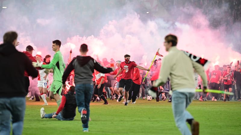 První tvrdý trest za derby. Muž, který napadl Surovčíka, dostal doživotní zákaz na stadion