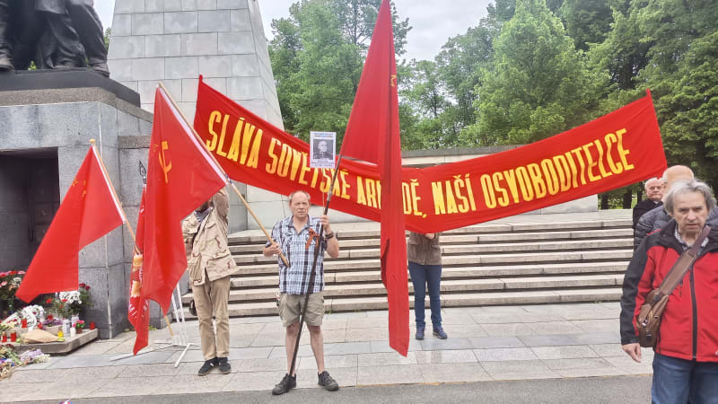 REPORTÁŽ: Placky s Putinem i vlajky se Stalinem aneb Jak Ostrava ctí diktátory