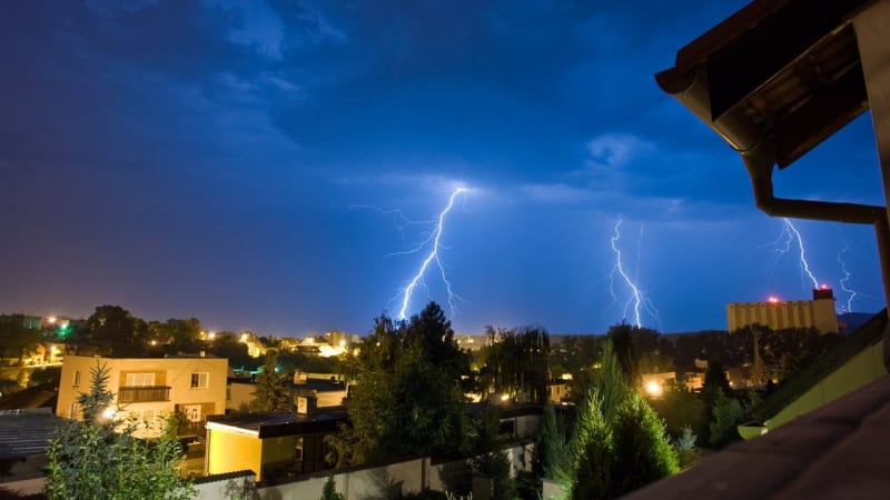 Bouřky udeřily, nastupují supercely a kroupy. MAPA odhaluje, kde hrozí blesky a silné lijáky