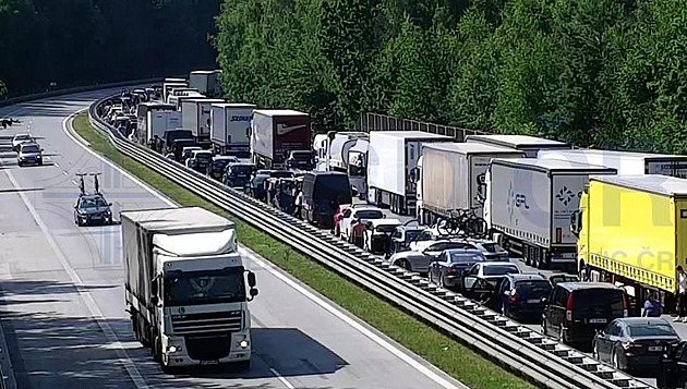 Na dálnici D1 před Brnem stojí kolona kamionů dlouhá 50 kilometrů
