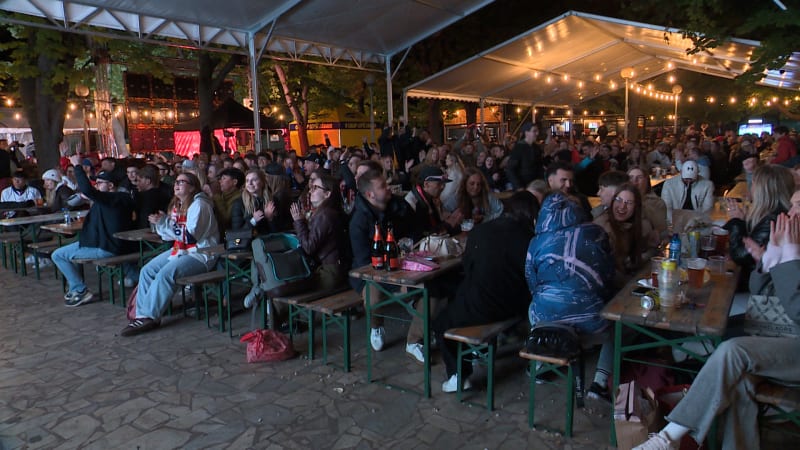 Riegrovy sady ožily hokejem. Češi smetli Dánsko 4:1 a fanoušci zpívali hymnu vestoje