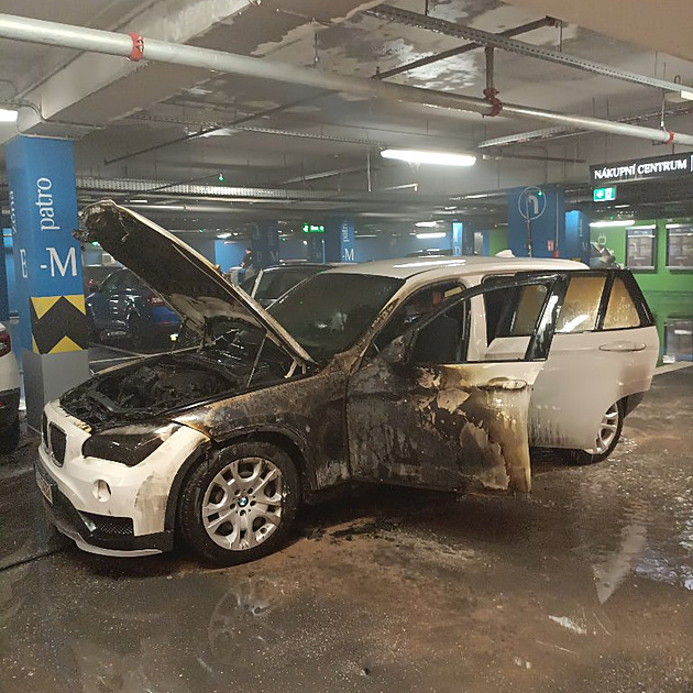 V garážích obchodního centra hořelo auto. Hasiči odvětrávají prostory