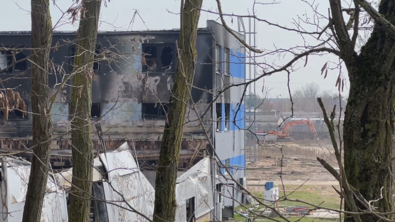 Obvinění z útoku na zbrojovku v Pardubicích zůstanou ve vazbě. Soud se obává jejich útěku