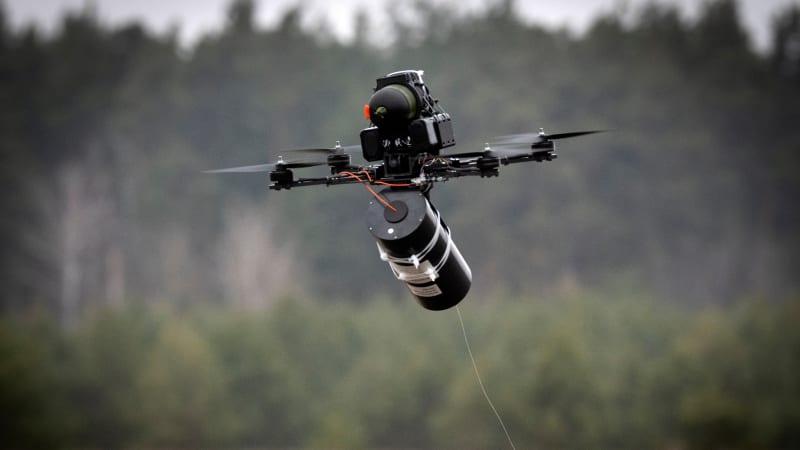 Ukrajinská babička zlikvidovala ruský dron a je z ní hrdinka. Video zaplavilo sociální sítě