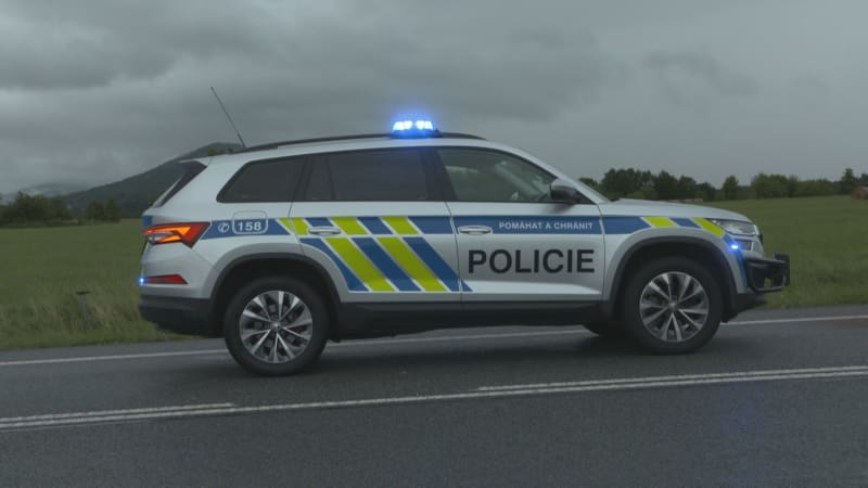 Tragická nehoda na jihu Čech: Auto narazilo do stromu a začalo hořet, jeden člověk zemřel