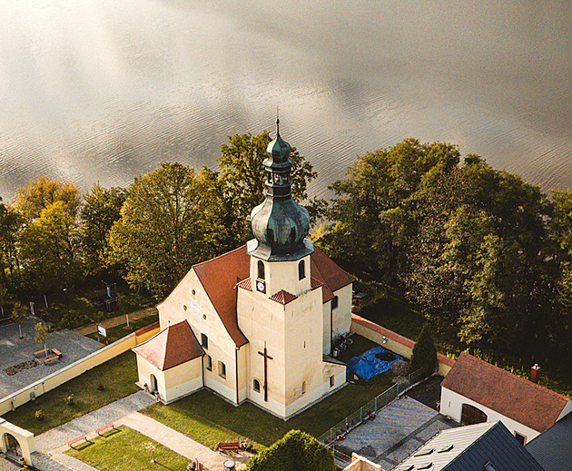 Tři vzácné obrazy po náročném restaurování opět zdobí kostel v Pomezí
