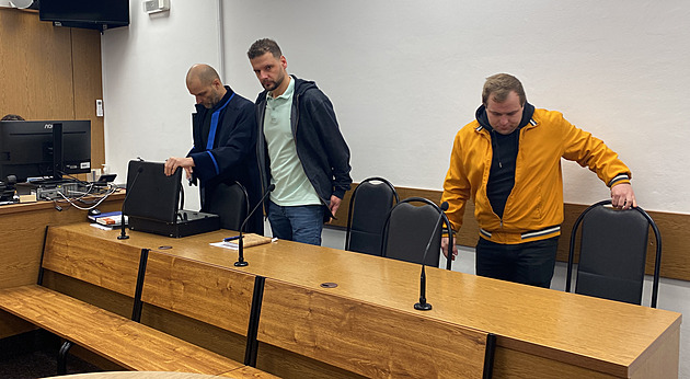 Jste oranžoví kašpaři! urážel zdravotníky a poplival sanitku. Trest mají útočník i oběť