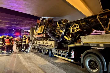 Kamionu uvázlému pod mostem v Praze pomůže vyprošťovací tank