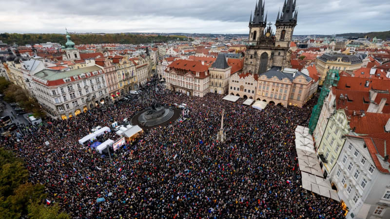 Tisíce lidí protestují proti zrušení koncesionářských poplatků. Zaplnili Staroměstské náměstí