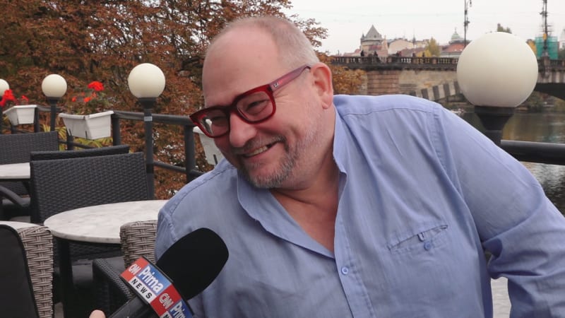 Jsem úchylný, vtipkuje Taclík. Ve vlaku si kupuje i čtyři sedadla, prozradil důvod